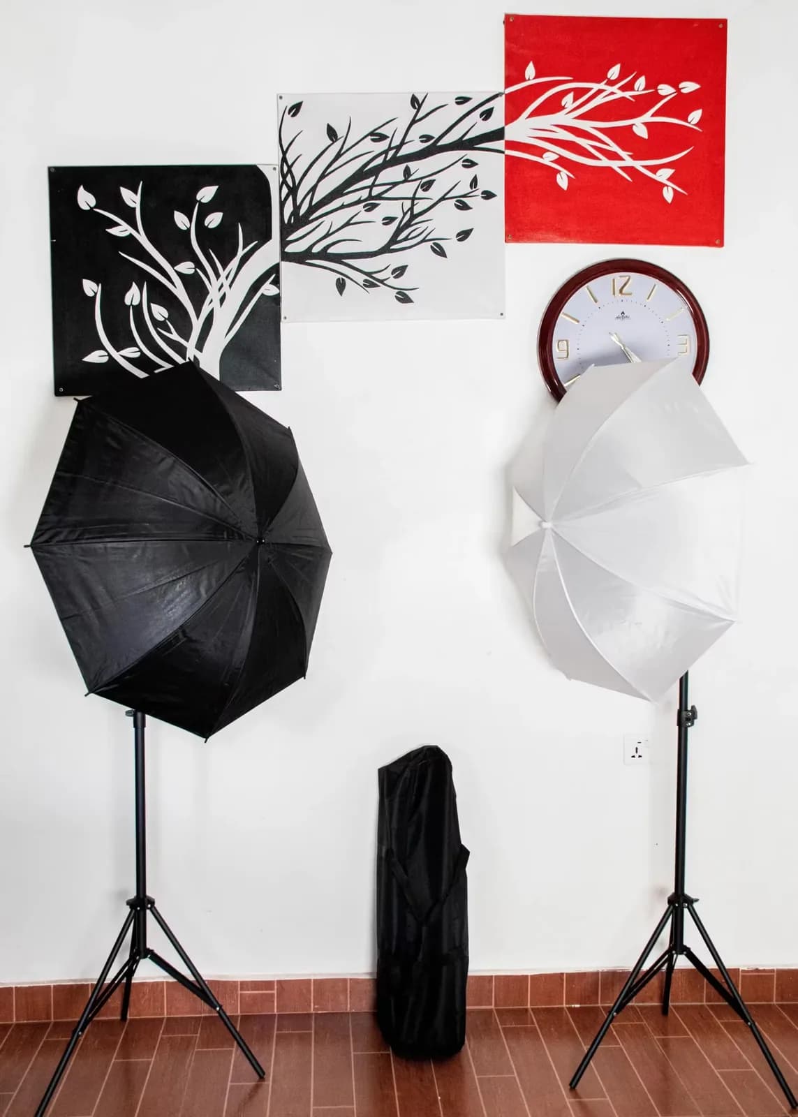 Flash Mount Three Umbrellas Kit (2) 33 Inch 84cm White Soft -Silver Reflective-Gold Reflective Umbrella