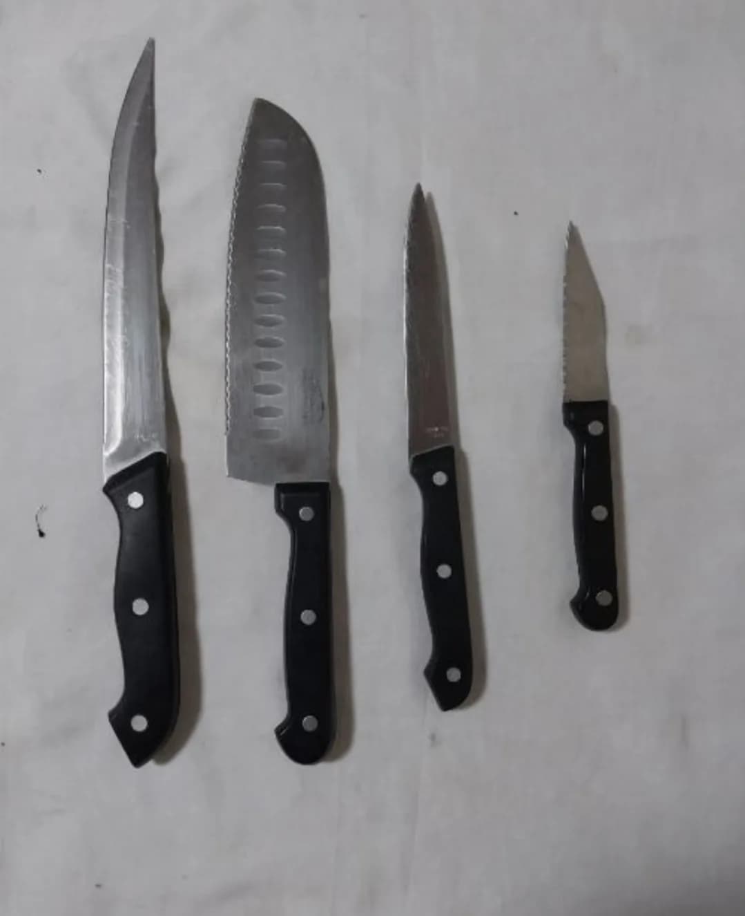 Knives B (4 Pcs Sizes)
( 2 Regular & 2 Serrated)