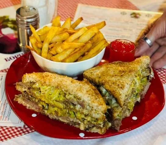 Reuben Sandwich with Smoked Beef Pastrami & Chips