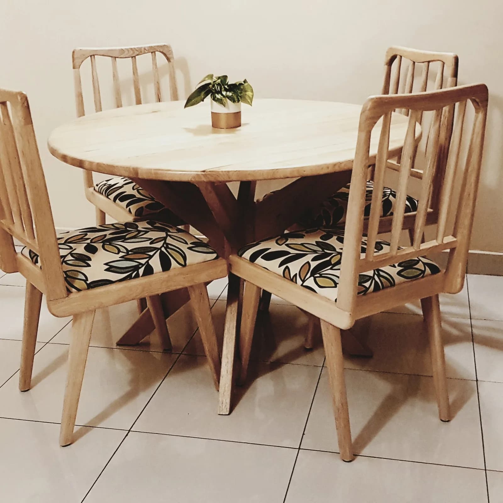 Round dining table