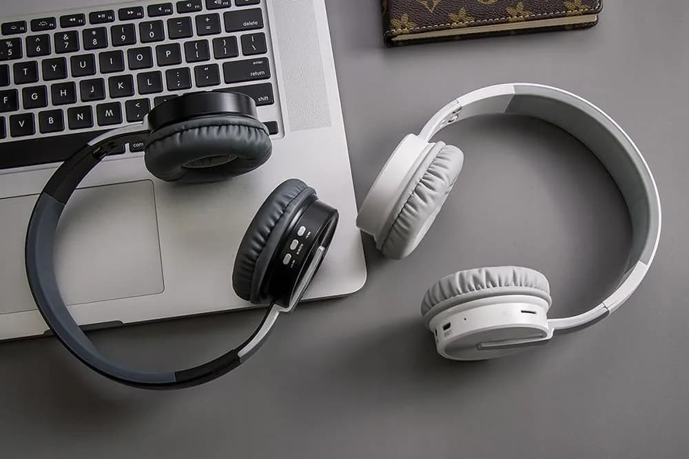 Gjby CA-018 Wireless headphones in black.