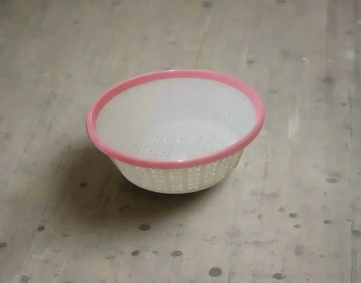 White Plastic Kitchen Strainer Basket with Pink Rim