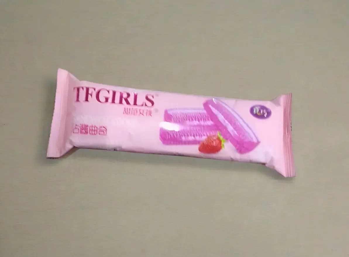 TFGIRLS Strawberry Flavored Sandwich Cookies 72g