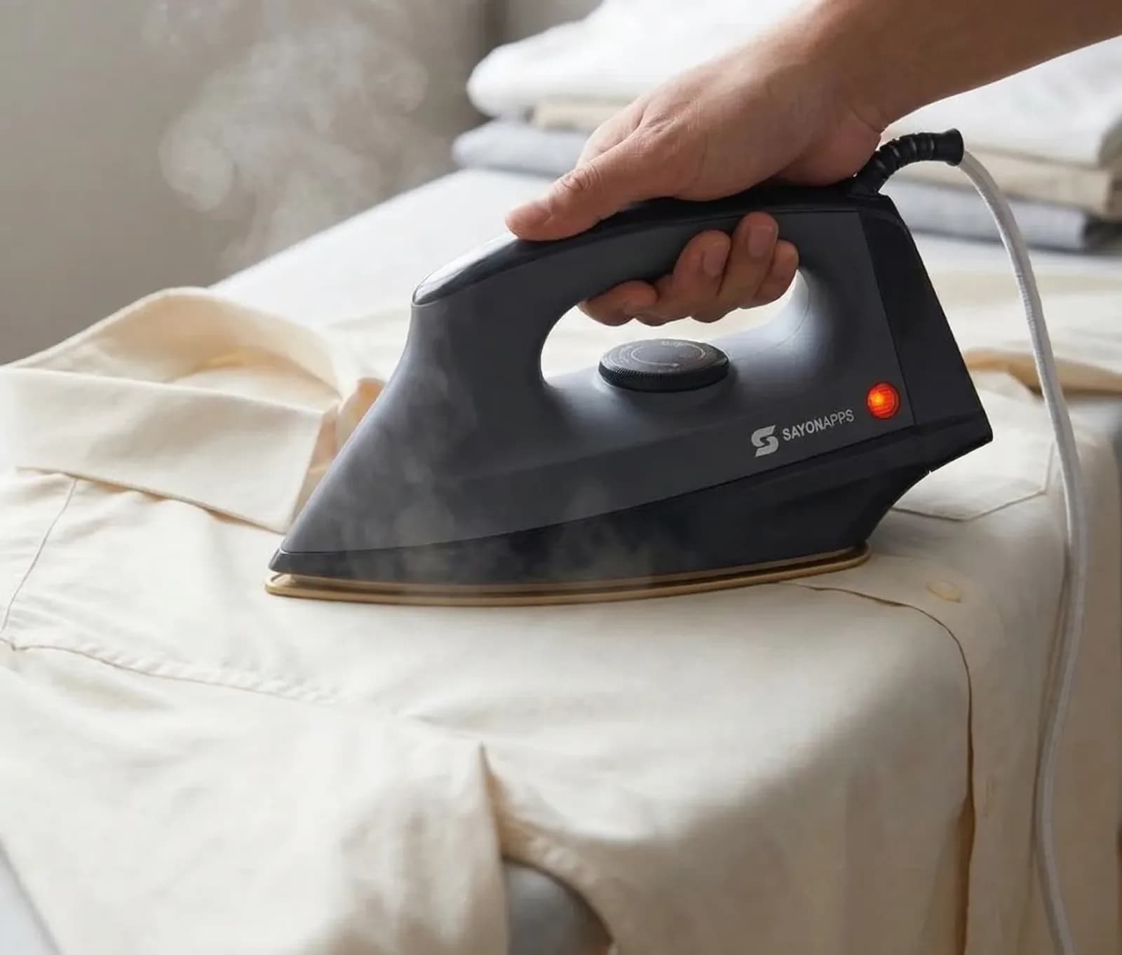 Sayona Dry Iron SI-2463 – 1200W Nonstick Golden Soleplate