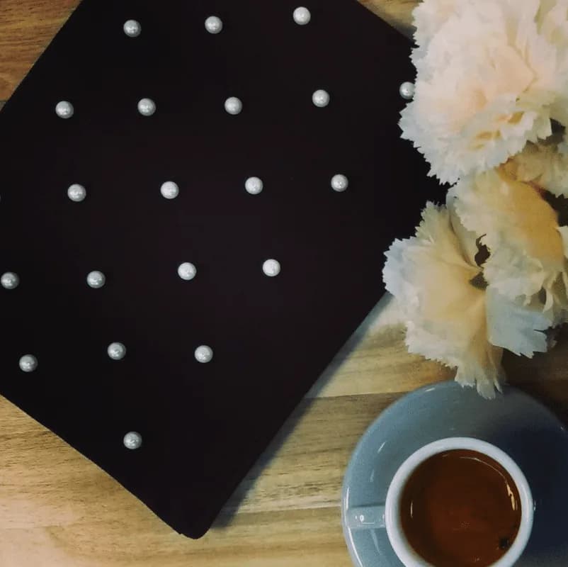 Pearl black pouch